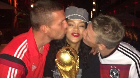 FIFA esclarece que Rihanna não segurou taça da Copa do Mundo: 'Réplica'