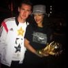 Na comemoração pós-jogo, Rihanna segura a taça da Copa do Mundo e comemora vitória alemã ao lado do atacante do time, Klose