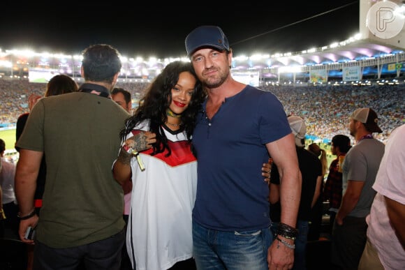 Rihanna posou para fotos com o ator escocês Gerard Butler, que também acompanhou a final da Copa do Mundo no Brasil