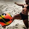 Paula Morais, namorada de Ronaldo, exibe corpo definido e faz embaixadinha em foto postada em seu Instagram, em 6 de fevereiro