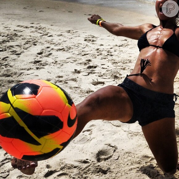 Paula Morais, namorada de Ronaldo, exibe corpo definido e faz embaixadinha em foto postada em seu Instagram, em 6 de fevereiro