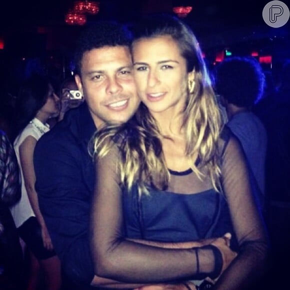 Paula Morais postou uma foto abraçadinha com Ronaldo em seu Instagram e fez uma declaração de amor para o namorado