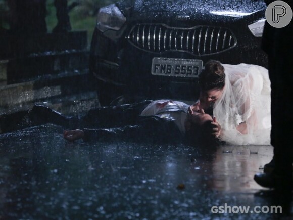 Antes de morrer, Laerte (Gabriel Braga Nunes) sorri para Luiza (Bruna Marquezine)