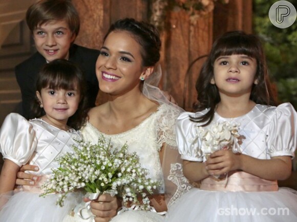 Bruna Marquezine nos bastidores da gravação do casamento de Luiza e Laerte (Gabriel Braga Nunes), cercada pelas crianças da trama