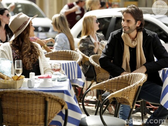 Luiza (Bruna Marquezine) se interessa por um músico que conhece em Paris, no último capítulo de 'Em Família'