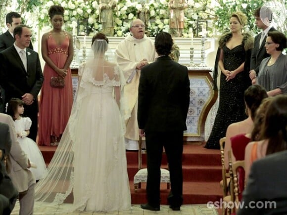 Luiza (Bruna Marquezine) e Laerte (Gabriel Braga Nunes) sobem ao altar, no último capítulo de 'Em Família'