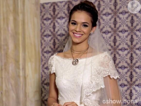 Luiza (Bruna Marquezine) ganha o colar da fênix do noivo, no altar, no último capítulo de 'Em Família'