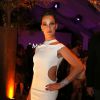 Adriana Birolli escolheu um look glamouroso para a festa de 'Império'