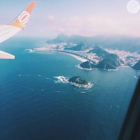 A cantora postou uma foto no Instagram indo embora do Rio de Janeiro. 'By, Rio', legendou a imagem
