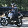 Cauã Reymond foi clicado fazendo aulas de moto no final da tarde desta terça-feira, 22 de julho de 2014.