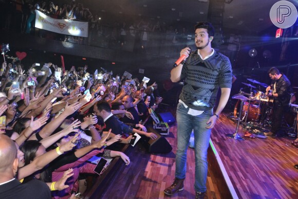 Luan Santana faz pocket show para fãs sorteadas, em São Paulo