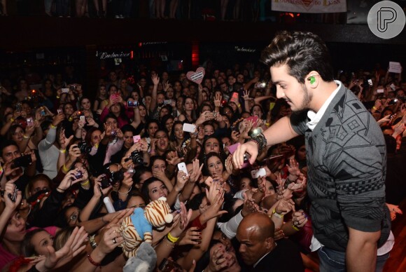 Luan Santana faz pocket show para fãs no Wood's Bar, em São Paulo (22 de julho de 2014)