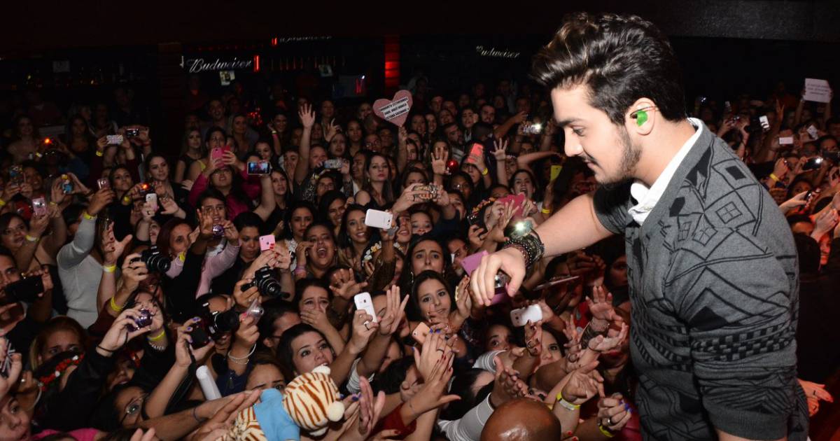Luan Santana lota casa de shows