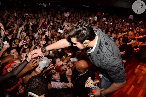 Luan Santana recebe o carinho das fãs em show