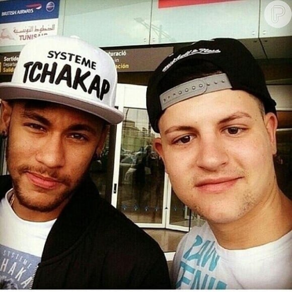 Neymar desembarca em Barcelona com Bruna Marquezine e pasa com fãs no aeroporto, em 25 de julho de 2014