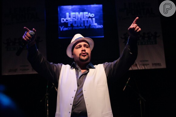 Tiago Abravanel canta na festa 'Do Leme ao Pontal', em São Paulo (26 de julho de 2014)