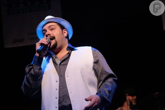 Tiago Abravanel se apresenta na festa 'Do Leme ao Pontal', em São Paulo (26 de julho de 2014)