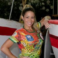 Danielle Winits desfila pela Grande Rio com fantasia feita com 30 mil cristais