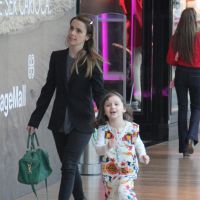 Débora Falabella e a filha, Nina, se divertem em passeio e vão ao cinema no Rio