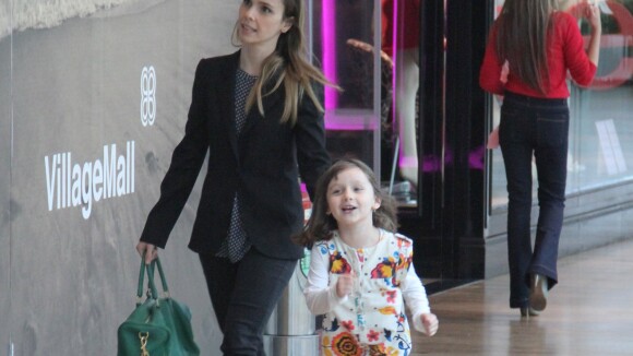 Débora Falabella e a filha, Nina, se divertem em passeio e vão ao cinema no Rio
