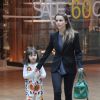 Débora Falabella foi com a filha, Nina, no cinema do shopping Village Mall, na Barra da Tijuca, Zona Oeste do Rio de Janeiro, nesta segunda-feira, 28 de julho de 2014