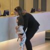 Débora Falabella foi com a filha, Nina, no cinema do shopping Village Mall, na Barra da Tijuca, Zona Oeste do Rio de Janeiro, nesta segunda-feira, 28 de julho de 2014