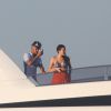 Bruna Marquezine fica sob o olhar de Neymar durante passeio de iate em Ibiza, na Espanha
