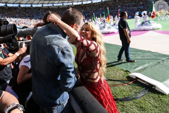 Shakira beija Gerard Piqué após se apresentar na cerimônia de encerramento da Copa do Mundo 2014
