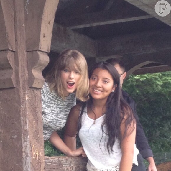 Taylor Swift dá R$ 200 de presente à fã para que ela comemore anivesário com amigos