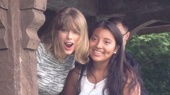 Taylor Swift dá R$ 200 de presente à fã durante passeio pelo Central Park, em NY