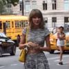 Taylor Swift chega ao Central Parkcom cropped top, saia curta e sapato rosa de salto alto