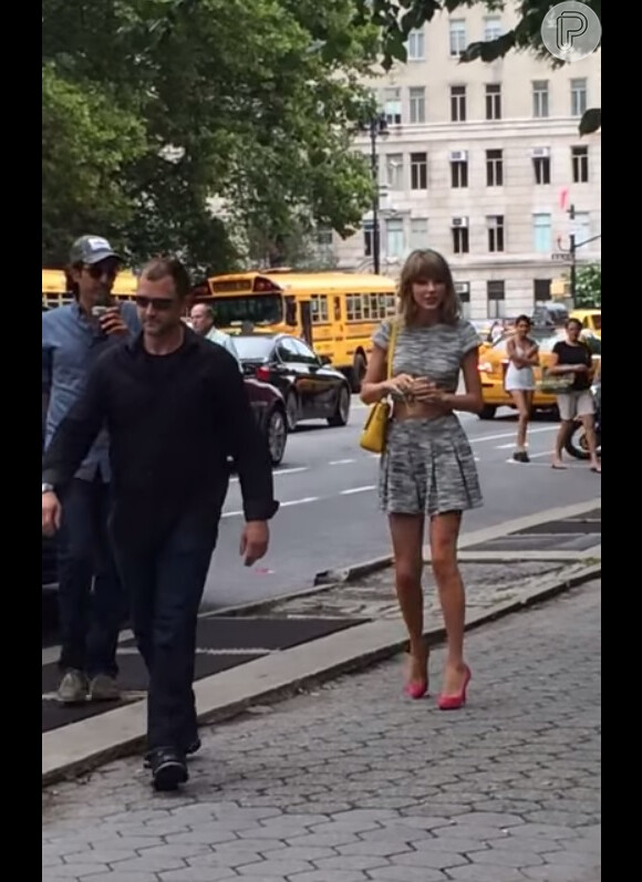 Taylor Swift chega ao Central Parkcom cropped top, saia curta e sapato rosa de salto alto