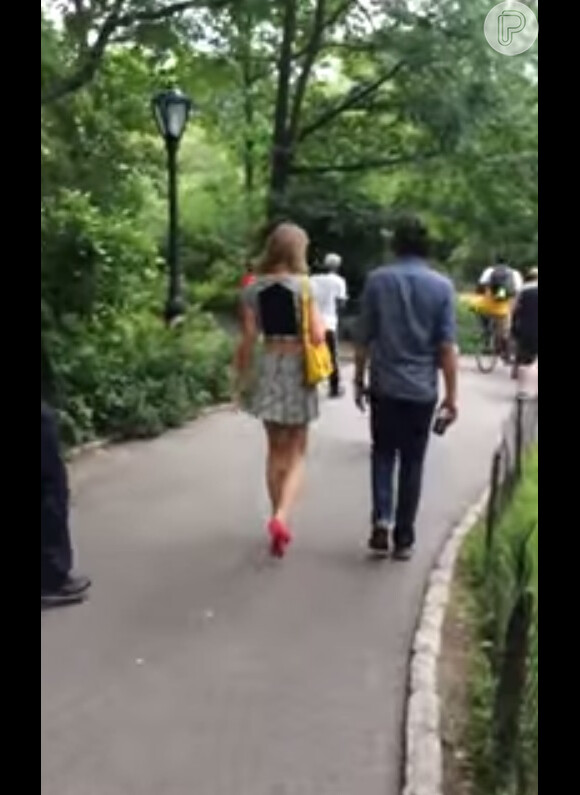 Taylor Swift caminha no Central Park antes de entrevista