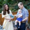 Kate Middleton e príncipe William planejam ficar no Reino Unido e levar príncipe George para visitar familiares