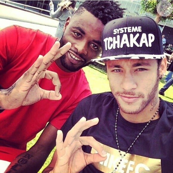 Neymar posou para muitas fotos com fãs assim que chegou ao Japão