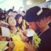 Assim que chegou no aeroporto, Neymar distribuiu autógrafos para dezenas de fãs enlouquecidos