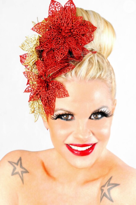 Monique Evans apresenta adereços de Carnaval que o cabeleireiro Mauro Brettas fará nas famosas no camarote da Devassa, em 8 de fevereiro de 2013