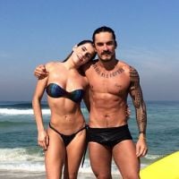 Deborah Secco exibe corpo magro de biquíni na praia após festa de 'Boogie Oogie'