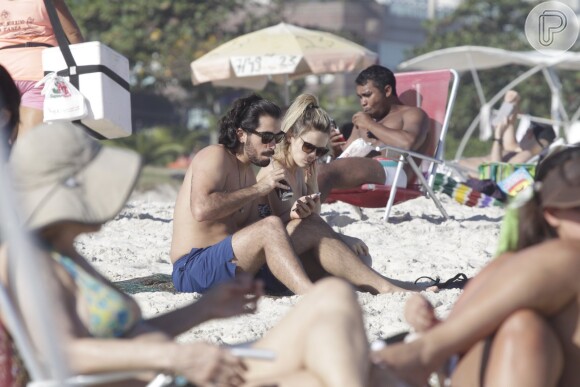 Bianca Bin curte praia com o marido, Pedro Brandão, no Rio de Janeiro