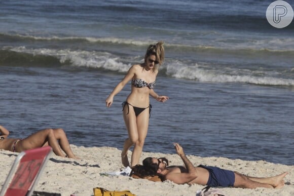 Bianca Bin curte praia carioca com o marido, Pedro Brandão. A atriz está no elenco da novela 'Boogie Oogie'