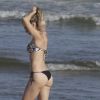 Bianca Bin usa biquíni de lacinho para curtir dia de sol na praia da Barra da Tijuca, no Rio de Janeiro