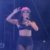 Anitta faz show com a barriga de fora em Volta Redonda, no Rio de Janeiro, em 3 de agosto de 2014