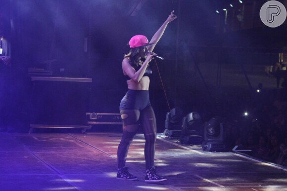 Anitta anima os fãs durante show em Volta Redonda