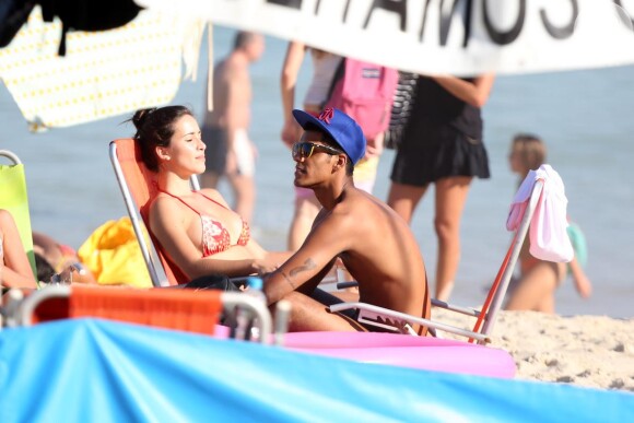Marcello Melo Jr. curtiu a tarde desta segunda-feira, 4 de agosto de 2014, em uma praia da Zona Sul do Rio ao lado de sua namorada, a jornalista e modelo Caroline Alves