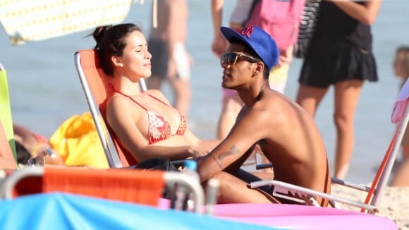 Marcello Melo Jr. vai à praia com namorada e se refresca em piscina de plástico
