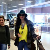 Débora Nascimento posa com fãs ao embarcar em aeroporto no Rio