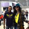 Débora Nascimento posou com fãs no aeroporto