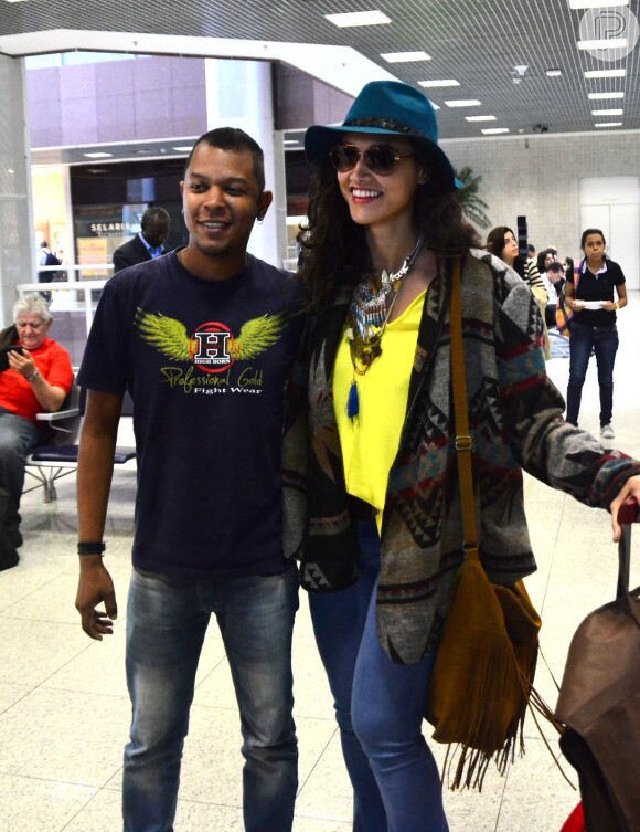 Débora Nascimento posou com fãs no aeroporto