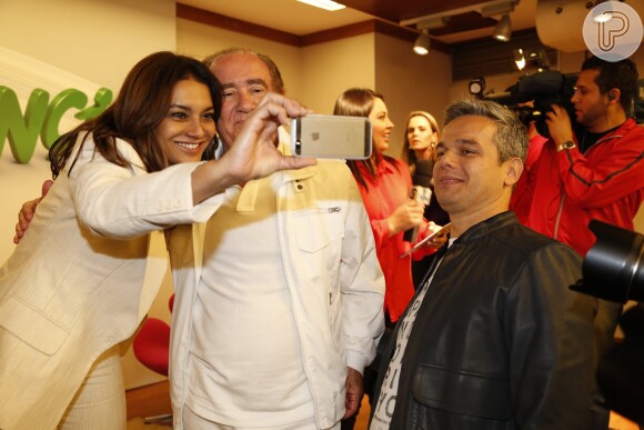 Dira Paes posou para uma selfie com Renato Aragão na coletiva de imprensa do 'Criança Esperança' que aconteceu na tarde desta terça-feira, 5 de agosto de 2014
