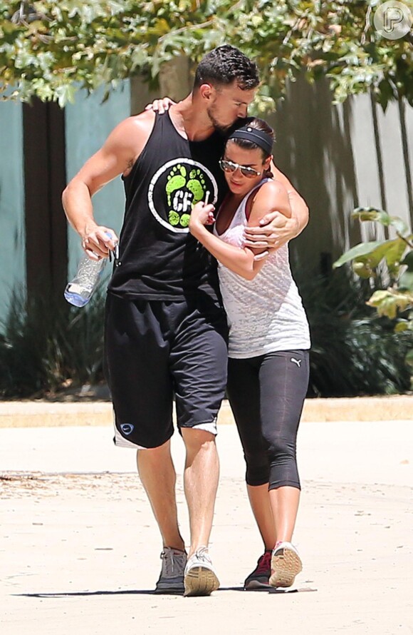 Lea Michele e Matthew Paetz caminham juntos em Los Angeles, nos EUA, em 5 de agosto de 2014